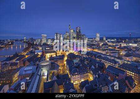 Die Paulskirche in Frankfurt am Main wird am 10. Dezember 2024 mitten auf dem Weihnachtsmarkt in Blau beleuchtet, International Human Rights Stockfoto