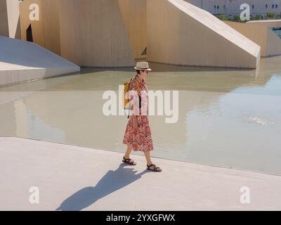 Junge Frau, die den Qasr Al Hosn Park in Abu Dhabi erkundet. Umgeben von üppigem Grün und historischen Wahrzeichen, genießt sie die ruhige Atmosphäre und Emira Stockfoto