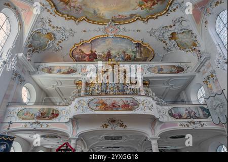 Orgelboden- und Deckenfresken, Rokoko-Kirche St. Ulrich, liebevoll bekannt als -die kleine Wiese-, Seeg, Allgaeu, Bayern, Deutschland, Europa Stockfoto