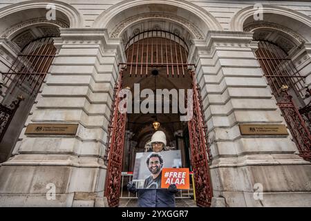 London, Großbritannien. Dezember 2024. London, Großbritannien. Dezember 2024. Laila hat seit Beginn ihres Hungerstreiks über 22 kg verloren. Sie wurde heute von Richard Ratcliffe, dem Ehemann von Nazanin Zaghari-Ratcliffe, unterstützt. Laila Soueif startet an ihrem 78. Tag des Hungerstreiks täglich einen Protest vor dem Außenministerium, um die Not ihres Sohnes, des britisch-ägyptischen Dissidenten Alaa Abd el-Fattah, hervorzuheben. Haftstrafe in Ägypten für das Teilen eines Facebook-Beitrags über einen Tod in Polizeigewahrsam. Credit: SOPA Images Limited/ Credit: SOPA Images Limited/Alamy Live News Stockfoto