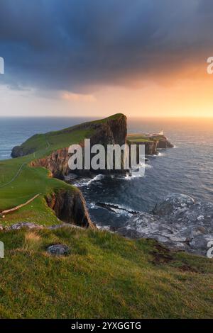 Farbenfrohes Sonnenuntergangslicht am Neist Point Lighthouse auf der Isle of Skye, Schottland, Großbritannien. Stockfoto