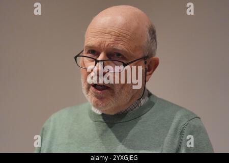 Richard Taylor, Berater Neonatoligist, sprach auf einer Pressekonferenz von Lucy Letbys juristischem Team an der Royal Society of Medicine in London, wo neue Entwicklungen in diesem Fall und neue Beweise angekündigt wurden, die „die Überzeugungen erheblich untergraben“. Die beschädigte Krankenschwester verbüßt eine seltene lebenslange Haftstrafe für den Mord an sieben Babys und den Versuch, sieben andere zu töten, während sie als neobatale Krankenschwester im Countess of Chester Hospital arbeitete. Bilddatum: Montag, 16. Dezember 2024. Stockfoto