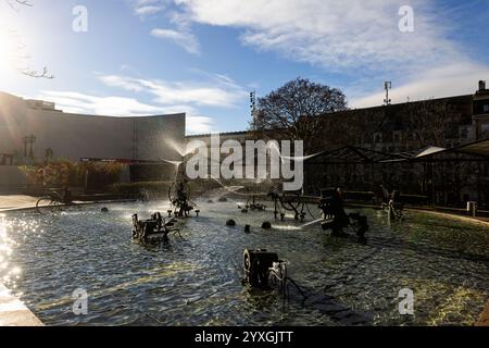 Basel, Schweiz. Dezember 2024. Der Tinguely-Brunnen ist im Stadtzentrum von Basel zu sehen. Die Organisatoren des Eurovision Song Contests 2025 in Basel präsentieren heute das Design und die Bühnengestaltung des ESC 2025 und geben Einblicke in Bereiche wie Ticketing und Sponsoring. Quelle: Philipp von Ditfurth/dpa/Alamy Live News Stockfoto