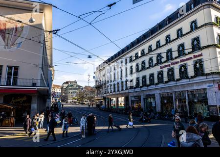 Basel, Schweiz. Dezember 2024. Die Menschen laufen durch die Innenstadt von Basel. Die Organisatoren des Eurovision Song Contest (ESC) 2025 in Basel präsentieren heute das Design und die Bühnengestaltung des ESC 2025 und geben Einblicke in Bereiche wie Ticketing und Sponsoring. Quelle: Philipp von Ditfurth/dpa/Alamy Live News Stockfoto