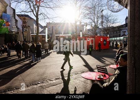 Basel, Schweiz. Dezember 2024. Die Menschen laufen über den Barfüsserplatz in Basel. Die Organisatoren des Eurovision Song Contests 2025 in Basel präsentieren heute das Design und die Bühnengestaltung des ESC 2025 und geben Einblicke in Bereiche wie Ticketing und Sponsoring. Quelle: Philipp von Ditfurth/dpa/Alamy Live News Stockfoto