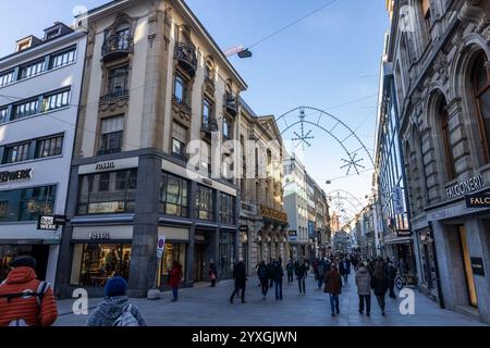 Basel, Schweiz. Dezember 2024. Die Menschen laufen durch die Innenstadt von Basel. Die Organisatoren des Eurovision Song Contest (ESC) 2025 in Basel präsentieren heute das Design und die Bühnengestaltung des ESC 2025 und geben Einblicke in Bereiche wie Ticketing und Sponsoring. Quelle: Philipp von Ditfurth/dpa/Alamy Live News Stockfoto