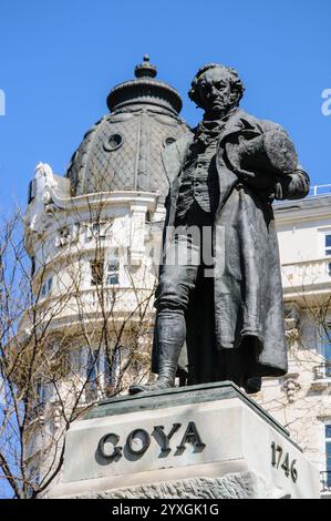 Madrid, Spanien. Statue: Francisco de Goya (1746–1828) spanischer Maler (von Mariano Benlliure) im Paseo de Prado am Eingang des Prado Museums Stockfoto