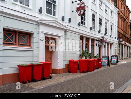 Anzahl der roten Biffa-Mülltonnen vor dem Gasthaus in Norwich Norfolk Stockfoto