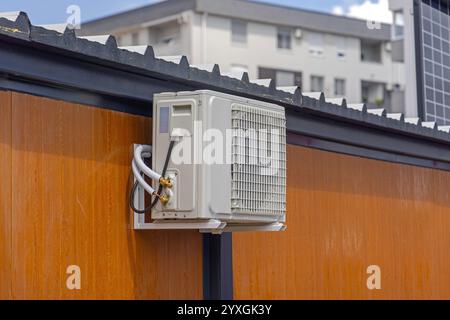 Klimaanlagen-Mini-Split-System, externe Einheit, montiert an der Baracke Stockfoto