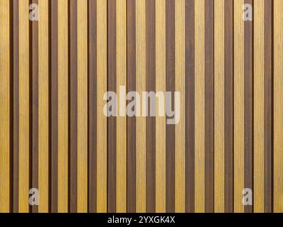 Heller und dunkler Naturholztafel vertikale Linien Hintergrund Stockfoto