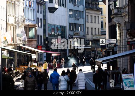 Basel, Schweiz. Dezember 2024. Die Menschen laufen durch die Innenstadt von Basel. Die Organisatoren des Eurovision Song Contests 2025 in Basel präsentieren heute das Design und die Bühnengestaltung des ESC 2025 und geben Einblicke in Bereiche wie Ticketing und Sponsoring. Quelle: Philipp von Ditfurth/dpa/Alamy Live News Stockfoto