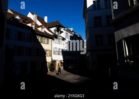 Basel, Schweiz. Dezember 2024. Ein Mann läuft durch die Innenstadt von Basel. Die Organisatoren des Eurovision Song Contests 2025 in Basel präsentieren heute das Design und die Bühnengestaltung des ESC 2025 und geben Einblicke in Bereiche wie Ticketing und Sponsoring. Quelle: Philipp von Ditfurth/dpa/Alamy Live News Stockfoto