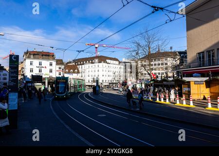 Basel, Schweiz. Dezember 2024. Die Menschen laufen über den Barfüsserplatz in Basel. Die Organisatoren des Eurovision Song Contests 2025 in Basel präsentieren heute das Design und die Bühnengestaltung des ESC 2025 und geben Einblicke in Bereiche wie Ticketing und Sponsoring. Quelle: Philipp von Ditfurth/dpa/Alamy Live News Stockfoto