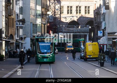 Basel, Schweiz. Dezember 2024. Zwei Straßenbahnen fahren durch das Stadtzentrum von Basel. Die Organisatoren des Eurovision Song Contest (ESC) 2025 in Basel präsentieren heute das Design und die Bühnengestaltung des ESC 2025 und geben Einblicke in Bereiche wie Ticketing und Sponsoring. Quelle: Philipp von Ditfurth/dpa/Alamy Live News Stockfoto