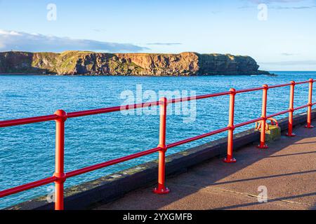 Glänzende neue rote Geländer am West Pier im Hafen von Eyemouth, Berwickshire, Scottish Borders, Schottland, Großbritannien Stockfoto