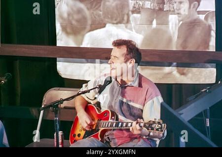 New Orleans, LA, USA – 24. April 2004: Der südafrikanische Johnny Clegg tritt auf der Allison Miner Music Heritage Stage beim New Orleans Jazz and Heritage Festival 2004 auf Stockfoto