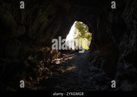Blick auf den Höhleneingang von Steven's Trail aus dem Inneren der Höhle, wo Licht in Colfax, Kalifornien, leuchtet Stockfoto