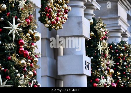 Raffles London im OWO, Christmas Decorations, Whitehall, London, UK Stockfoto