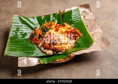 Indonesisches padang Food oder nasi Bungkus mit padang gebratenem Huhn (indonesien : Ayam goreng padang) Stockfoto