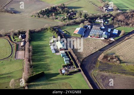 Aus der Vogelperspektive sehen Sie einige leichte Flugzeuge und Hangars mit Mikrolicht und die RHT Group Warrington, ein Büromöbelgeschäft in Appleton Thorn in der Nähe von Warrington, Cheshire Stockfoto