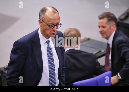 Berlin, Deutschland, 16.12.2024: Deutscher Bundestag: 205. Bundestagssitzung - Vertrauensfrage: CDU-Chef Friedrich Merz läuft an Christian Lindner und Christian Dürr, beide FDP, vorbei *** Berlin, 16 12 2024 Deutscher Bundestag 205 Bundestagssitzung Vertrauensabstimmung CDU-Chef Friedrich Merz läuft an Christian Lindner und Christian Dürr, beide FDP Copyright: XdtsxNachrichtenagenturx dts 53981 Stockfoto