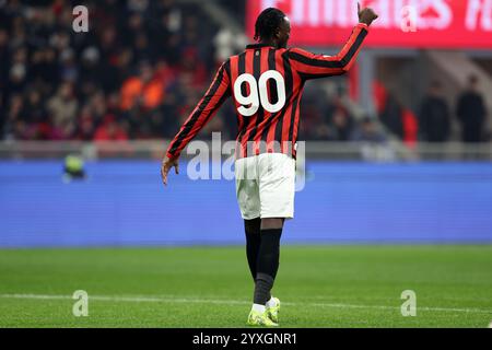Mailand, Italien. Dezember 2024. Tammy Abraham vom AC Milan Gesten während des Spiels der Serie A zwischen AC Milan und Genua CFC im Stadio Giuseppe Meazza am 15. Dezember 2024 in Mailand. Quelle: Marco Canoniero/Alamy Live News Stockfoto