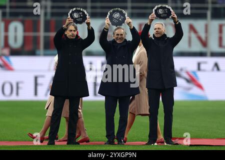 Mailand, Italien. Dezember 2024. Filippo Inzaghi (L), AC Mailand Honorary Vice President und ehemaliger italienischer Spieler Franco Baresi (C) und Marco van Basten (R), der ehemalige AC Mailand-Spieler, posieren mit ihren Auszeichnungen für die AC Milan Hall of Fame 2024 vor dem Spiel der Serie A zwischen dem AC Mailand und Genua CFC am 15. Dezember 2024 in Mailand. Quelle: Marco Canoniero/Alamy Live News Stockfoto