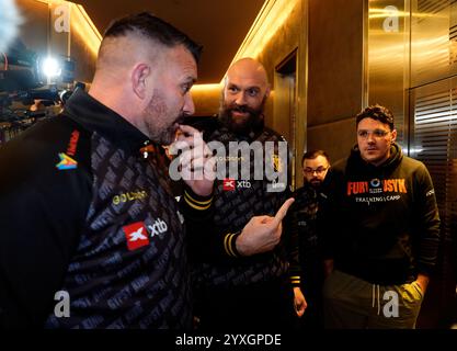 Tyson Fury kommt im Hilton Hotel in Riad an. Tyson Fury und Oleksandr Usyk treten am Samstag in Saudi-Arabien bei einem Zusammenprall der WBA-, WBC- und WBO-Weltmeistertitel in der Riad’s Kingdom Arena an. Bilddatum: Montag, 16. Dezember 2024. Stockfoto