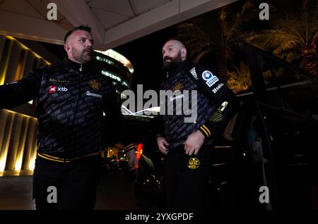 Tyson Fury kommt im Hilton Hotel in Riad an. Tyson Fury und Oleksandr Usyk treten am Samstag in Saudi-Arabien bei einem Zusammenprall der WBA-, WBC- und WBO-Weltmeistertitel in der Riad’s Kingdom Arena an. Bilddatum: Montag, 16. Dezember 2024. Stockfoto