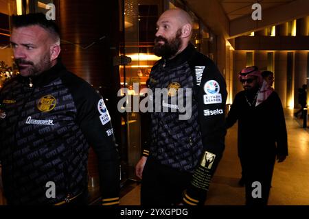 Tyson Fury kommt im Hilton Hotel in Riad an. Tyson Fury und Oleksandr Usyk treten am Samstag in Saudi-Arabien bei einem Zusammenprall der WBA-, WBC- und WBO-Weltmeistertitel in der Riad’s Kingdom Arena an. Bilddatum: Montag, 16. Dezember 2024. Stockfoto