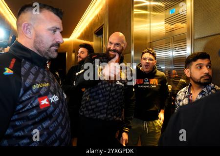 Tyson Fury kommt im Hilton Hotel in Riad an. Tyson Fury und Oleksandr Usyk treten am Samstag in Saudi-Arabien bei einem Zusammenprall der WBA-, WBC- und WBO-Weltmeistertitel in der Riad’s Kingdom Arena an. Bilddatum: Montag, 16. Dezember 2024. Stockfoto