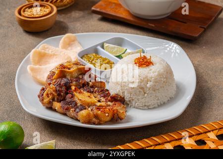 Gegrillte Rinderrippchen mit bbq-Sauce und Reis Stockfoto