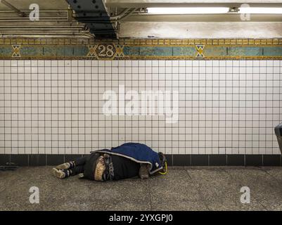 Obdachloser schläft am Mittwoch, 4. Dezember 2024, in der West 28th Street IRT U-Bahn-Station in New York. (© Richard B. Levine) Stockfoto