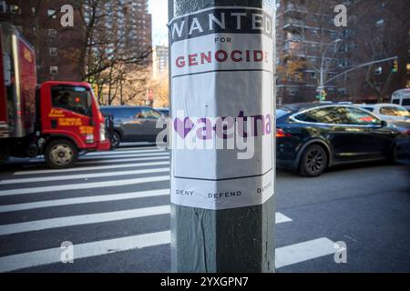 Ein Poster, das die Aetna-Versicherung des Völkermordes beschuldigt, an einem Laternenpfahl in Chelsea in New York am Freitag, den 13. Dezember 2024. Nach der Erschießung von Brian Thompson, CEO von UnitedHealthCare, sind Plakate zur Unterstützung des angeblichen Schützen Luigi Mangione in der Stadt erschienen. (© Richard B. Levine) Stockfoto