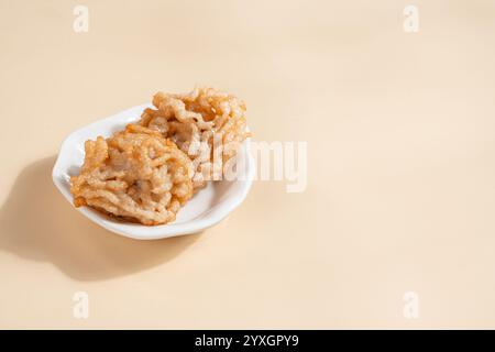 Pempek ist eine herzhafte indonesische Fischkuchenspezialität, die aus Fisch und Tapioka aus Palembang hergestellt wird. Pempek wird mit süß-saurer Sauce serviert. Stockfoto