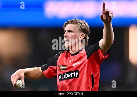 Sydney, Australien. Dezember 2024. Will Sutherland of Melbourne Renegades gibt einem Teamkollegen während des Big Bash League-Spiels zwischen Sydney Sixers und Melbourne Renegades auf dem Sydney Cricket Ground Gesten. Die Sydney Sixers gewinnen ihr Eröffnungsspiel der Big Bash League gegen Melbourne Renegades auf dem Sydney Cricket Ground mit 5 Wickets (9 Bälle übrig). Melbourne Renegades: 169/7 (20 Overs), Sydney Sixers 172/5 (18,3 Overs). Quelle: SOPA Images Limited/Alamy Live News Stockfoto