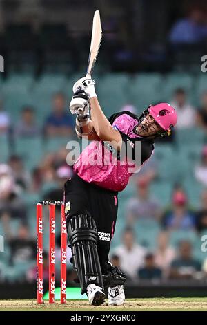 Sydney, Australien. Dezember 2024. Ben Dwarshuis von Sydney Sixers spielt beim Big Bash League Spiel zwischen Sydney Sixers und Melbourne Renegades auf dem Sydney Cricket Ground einen Schuss. Die Sydney Sixers gewinnen ihr Eröffnungsspiel der Big Bash League gegen Melbourne Renegades auf dem Sydney Cricket Ground mit 5 Wickets (9 Bälle übrig). Melbourne Renegades: 169/7 (20 Overs), Sydney Sixers 172/5 (18,3 Overs). Quelle: SOPA Images Limited/Alamy Live News Stockfoto