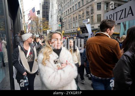 Viele Besucher genießen die Fifth Avenue in Midtown Manhattan, die während des 200. Jubiläums der Einkaufsstraße autofrei ist. Am Sonntag, den 8. Dezember 2024 (© Richard B. Levine) Stockfoto