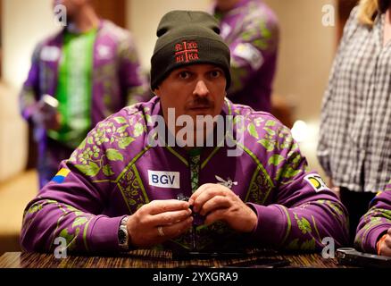 Oleksandr Usyk wird im Hilton Hotel in Riad interviewt. Tyson Fury und Oleksandr Usyk treten am Samstag in Saudi-Arabien bei einem Zusammenprall der WBA-, WBC- und WBO-Weltmeistertitel in der Riad’s Kingdom Arena an. Bilddatum: Montag, 16. Dezember 2024. Stockfoto