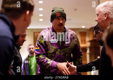 Oleksandr Usyk wird im Hilton Hotel in Riad interviewt. Tyson Fury und Oleksandr Usyk treten am Samstag in Saudi-Arabien bei einem Zusammenprall der WBA-, WBC- und WBO-Weltmeistertitel in der Riad’s Kingdom Arena an. Bilddatum: Montag, 16. Dezember 2024. Stockfoto