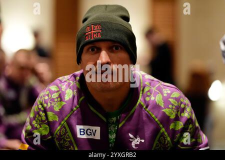 Oleksandr Usyk wird im Hilton Hotel in Riad interviewt. Tyson Fury und Oleksandr Usyk treten am Samstag in Saudi-Arabien bei einem Zusammenprall der WBA-, WBC- und WBO-Weltmeistertitel in der Riad’s Kingdom Arena an. Bilddatum: Montag, 16. Dezember 2024. Stockfoto