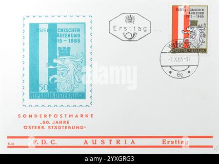 Ersttagsbrief gedruckt von Österreich, mit gestempelter Briefmarke zum 50. Jahrestag des Österreichischen Stadtverbandes, um 1965. Stockfoto