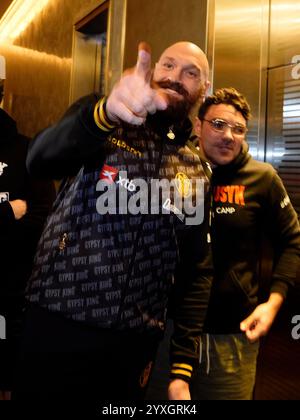 Tyson Fury kommt im Hilton Hotel in Riad an. Tyson Fury und Oleksandr Usyk treten am Samstag in Saudi-Arabien bei einem Zusammenprall der WBA-, WBC- und WBO-Weltmeistertitel in der Riad’s Kingdom Arena an. Bilddatum: Montag, 16. Dezember 2024. Stockfoto