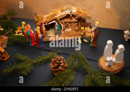 Weihnachtsmarkt mit einer Weihnachtskrippenausstellung in der evangelischen Sankt Martinskirche - Wichmannshausen, Deutschland, Deutschland, 14.12.2024 - die nordhessische Dorfgemeinschaft Ortsteil der Stadt Sontra lädt zum traditionellen Weihnachtsmarkt im illuminierten Innenhof des Boyneburger Schlosses ein. Das gut Boyneburg in der Nähe der Ortschaft Wichmannshausen, ist ein ehemaliges Rittergut mit einer langen Geschichte. 1460 wird es erstmals urkundlich erwähnt und ist seither im Besitz der Familie von Boyneburg bzw. Von Boyneburgk. Einige regionale Händler bieten überwiegend selbstherg Stockfoto