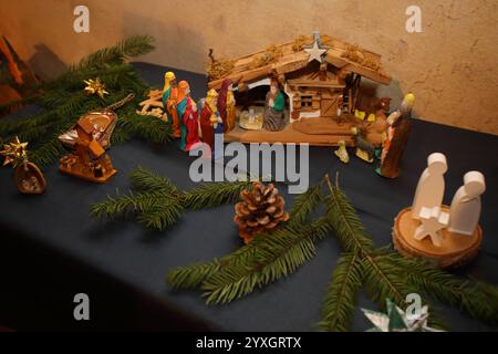 Weihnachtsmarkt mit einer Weihnachtskrippenausstellung in der evangelischen Sankt Martinskirche - Wichmannshausen, Deutschland, Deutschland, 14.12.2024 - die nordhessische Dorfgemeinschaft Ortsteil der Stadt Sontra lädt zum traditionellen Weihnachtsmarkt im illuminierten Innenhof des Boyneburger Schlosses ein. Das gut Boyneburg in der Nähe der Ortschaft Wichmannshausen, ist ein ehemaliges Rittergut mit einer langen Geschichte. 1460 wird es erstmals urkundlich erwähnt und ist seither im Besitz der Familie von Boyneburg bzw. Von Boyneburgk. Einige regionale Händler bieten überwiegend selbstherg Stockfoto