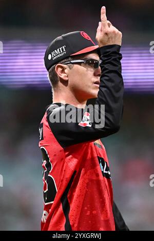 Sydney, Australien. Dezember 2024. Adam Zampa von Melbourne Renegades gibt einem Teamkollegen während des Big Bash League-Spiels zwischen Sydney Sixers und Melbourne Renegades auf dem Sydney Cricket Ground Gesten. Die Sydney Sixers gewinnen ihr Eröffnungsspiel der Big Bash League gegen Melbourne Renegades auf dem Sydney Cricket Ground mit 5 Wickets (9 Bälle übrig). Melbourne Renegades: 169/7 (20 Overs), Sydney Sixers 172/5 (18,3 Overs). (Foto: Ayush Kumar/SOPA Images/SIPA USA) Credit: SIPA USA/Alamy Live News Stockfoto