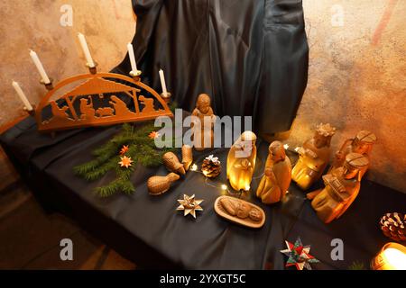 Weihnachtsmarkt mit einer Weihnachtskrippenausstellung in der evangelischen Sankt Martinskirche - Wichmannshausen, Deutschland, Deutschland, 14.12.2024 - die nordhessische Dorfgemeinschaft Ortsteil der Stadt Sontra lädt zum traditionellen Weihnachtsmarkt im illuminierten Innenhof des Boyneburger Schlosses ein. Das gut Boyneburg in der Nähe der Ortschaft Wichmannshausen, ist ein ehemaliges Rittergut mit einer langen Geschichte. 1460 wird es erstmals urkundlich erwähnt und ist seither im Besitz der Familie von Boyneburg bzw. Von Boyneburgk. Einige regionale Händler bieten überwiegend selbstherg Stockfoto