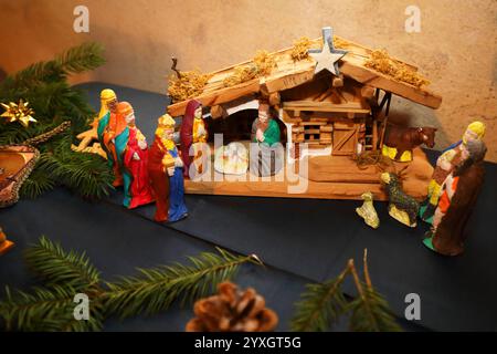 Weihnachtsmarkt mit einer Weihnachtskrippenausstellung in der evangelischen Sankt Martinskirche - Wichmannshausen, Deutschland, Deutschland, 14.12.2024 - die nordhessische Dorfgemeinschaft Ortsteil der Stadt Sontra lädt zum traditionellen Weihnachtsmarkt im illuminierten Innenhof des Boyneburger Schlosses ein. Das gut Boyneburg in der Nähe der Ortschaft Wichmannshausen, ist ein ehemaliges Rittergut mit einer langen Geschichte. 1460 wird es erstmals urkundlich erwähnt und ist seither im Besitz der Familie von Boyneburg bzw. Von Boyneburgk. Einige regionale Händler bieten überwiegend selbstherg Stockfoto