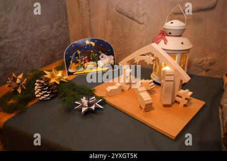 Weihnachtsmarkt mit einer Weihnachtskrippenausstellung in der evangelischen Sankt Martinskirche - Wichmannshausen, Deutschland, Deutschland, 14.12.2024 - die nordhessische Dorfgemeinschaft Ortsteil der Stadt Sontra lädt zum traditionellen Weihnachtsmarkt im illuminierten Innenhof des Boyneburger Schlosses ein. Das gut Boyneburg in der Nähe der Ortschaft Wichmannshausen, ist ein ehemaliges Rittergut mit einer langen Geschichte. 1460 wird es erstmals urkundlich erwähnt und ist seither im Besitz der Familie von Boyneburg bzw. Von Boyneburgk. Einige regionale Händler bieten überwiegend selbstherg Stockfoto