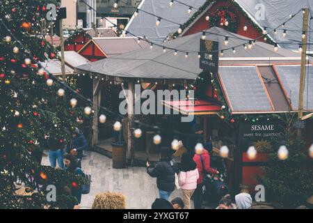Zürich, Schweiz - 8. Dezember 2024: Traditioneller Weihnachtsmarkt an der Oper am Sechselautenplatz-Bellevue in Zürich Stockfoto